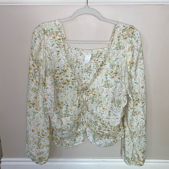 H&M Tops - H&M Women’s White Floral Long Sleeve Bohemian Crop Top. Size Large.